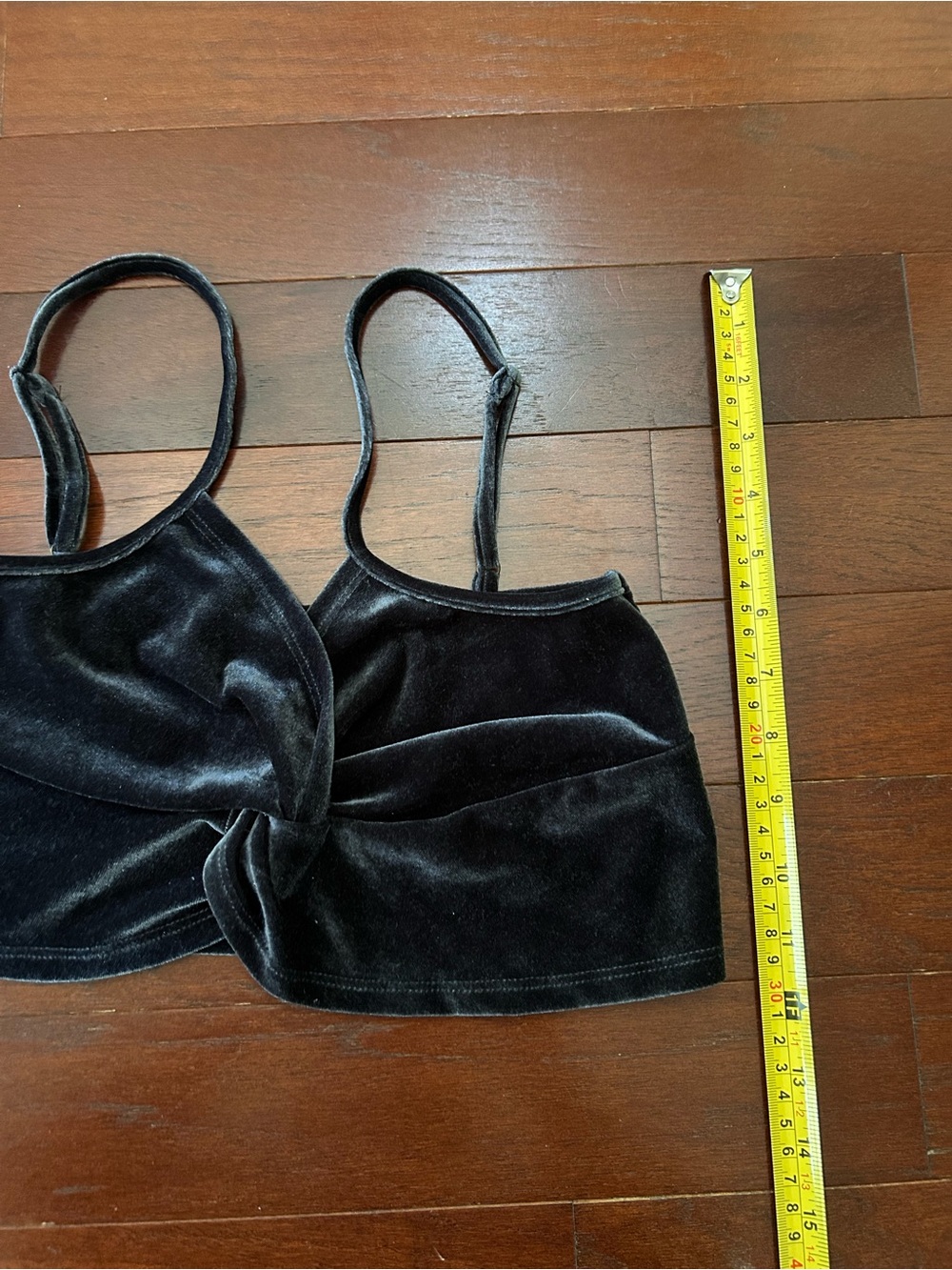 Bear Dance Velvet Crop Top with Twist
Knot Detail black/dark grey size S - Picture 3 of 7
